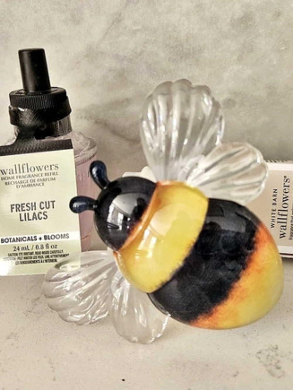 Bath & Body Works - Bee Wallflower With Fresh Cut Lilacs Refill